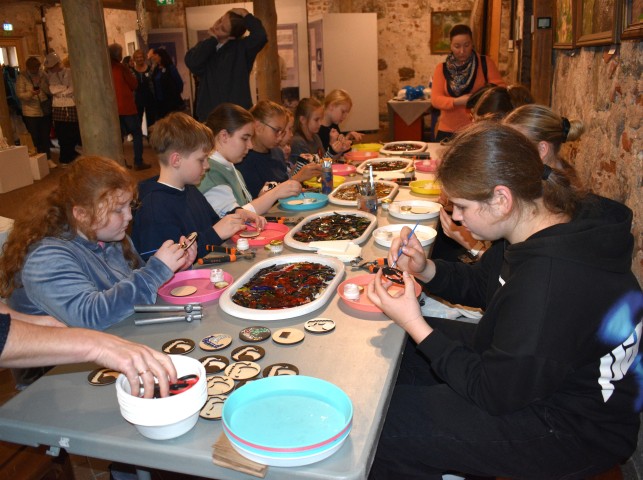 Stikla mozaikas meistarklase pasākumā "Krāslavas pilsētas ģerbonim- 100""